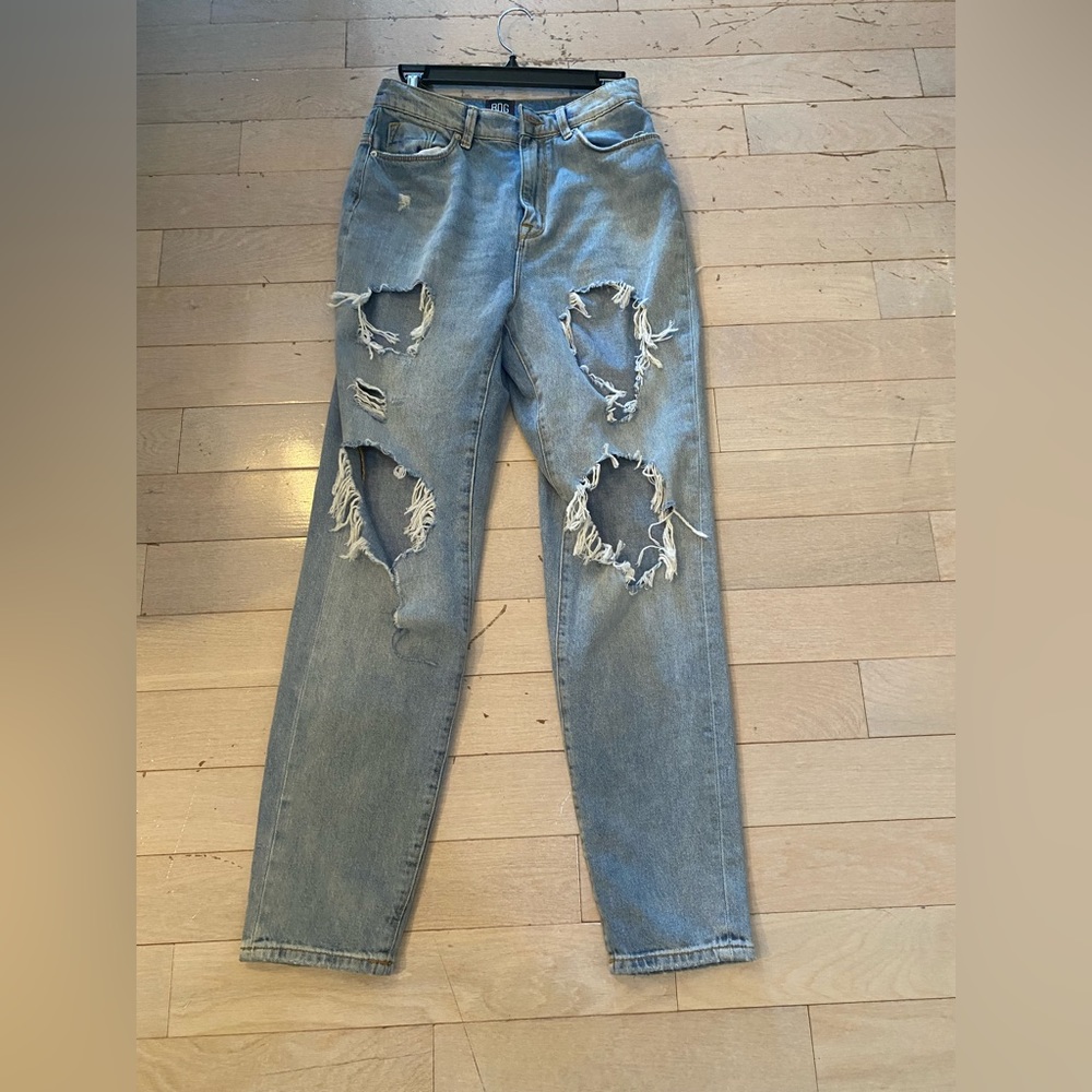 URBAN OUTFITTERS MOM JEANS WITH RIPS